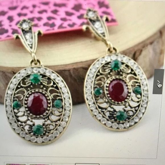 Necklace, Earrings Set, Elegant, Vintage Style Medallion Motif - Picture 3 of 7